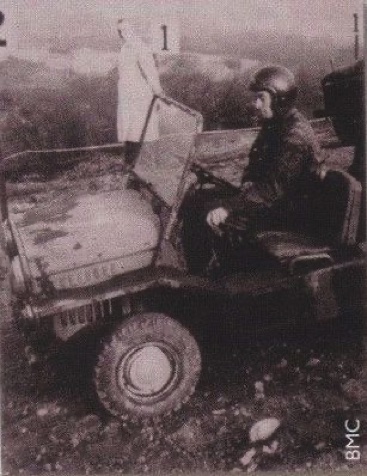 1963 : le champion u monde de F1 réalise une démonstration pour la TV BBC et la British Army Association dans le camp d'entrainement de la base de Hungry Hill à Andershot en Angleterre